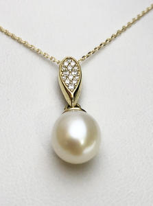 Zlatý přívěšek s mořskou perlou a zirkony 059002 