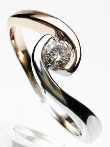 Zlatý prsten s diamantem 015224 