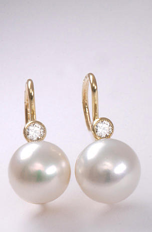 Stuchlík zlaté perlové náušnice s diamanty  N165 