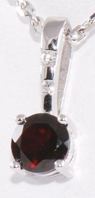 Zlatý přívěsek s granátem a diamanty P48 