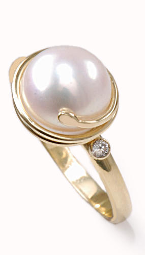 Stuchlík zlatý prsten s perlou a diamanty PD465 