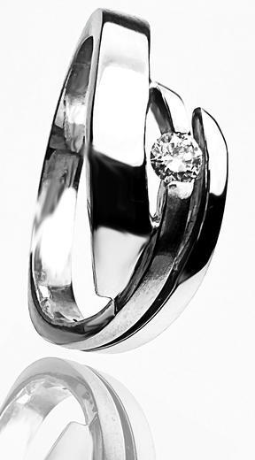 Zlatý prsten s diamantem 19226  - 1