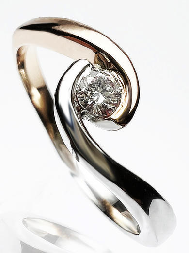 Zlatý prsten s diamantem 015224  - 1