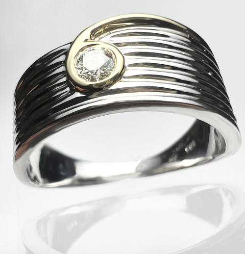 Zlatý prsten s diamantem 038879  - 2