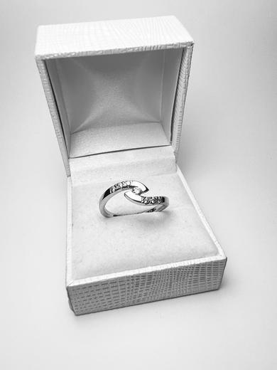 Zlatý prsten s diamantem 015061  - 6