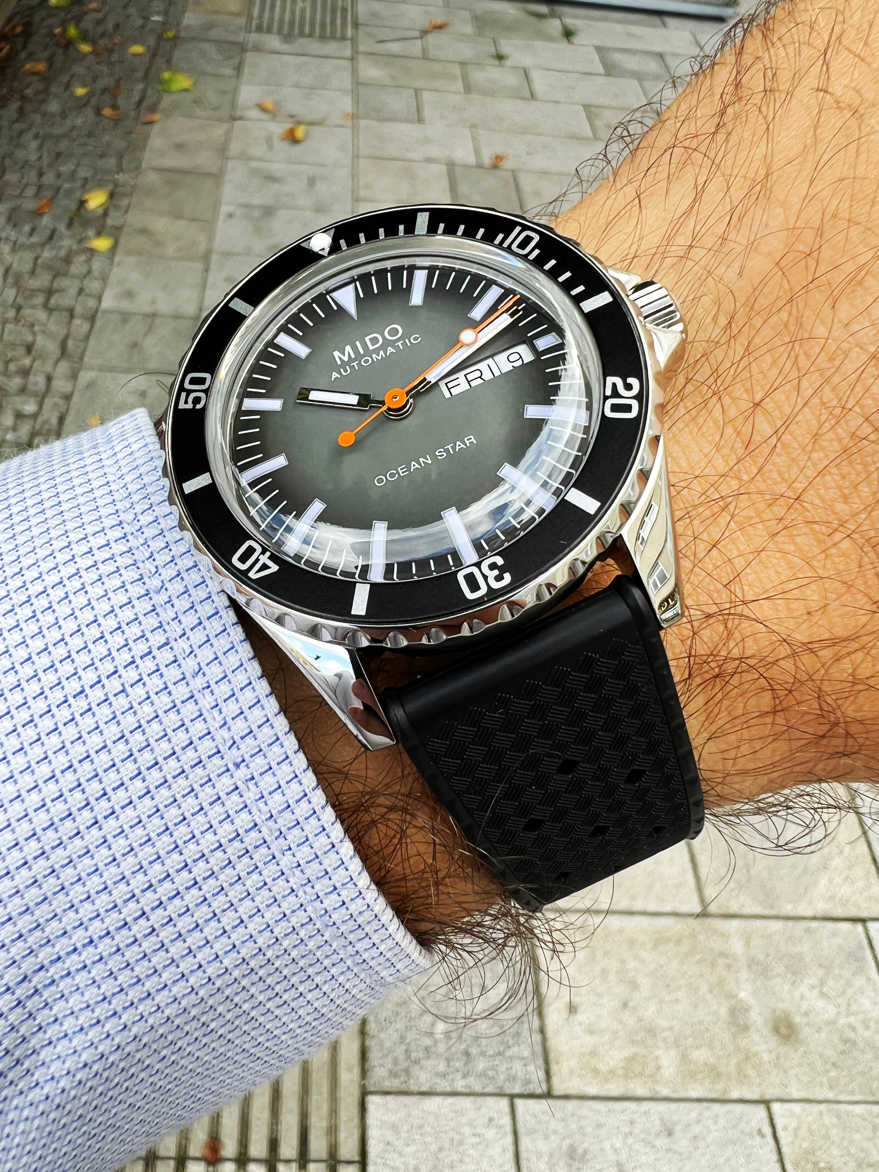 mido_ocean_star_gradient_m0268301708100_gold_eligius